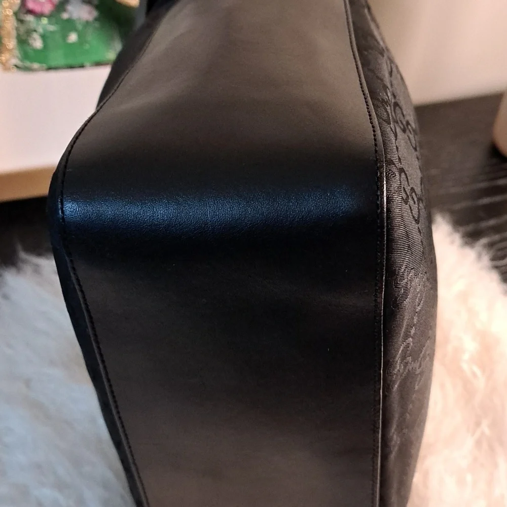 Gucci GG Canvas Shoulder Bag with COA EUC - Picture 11 of 17